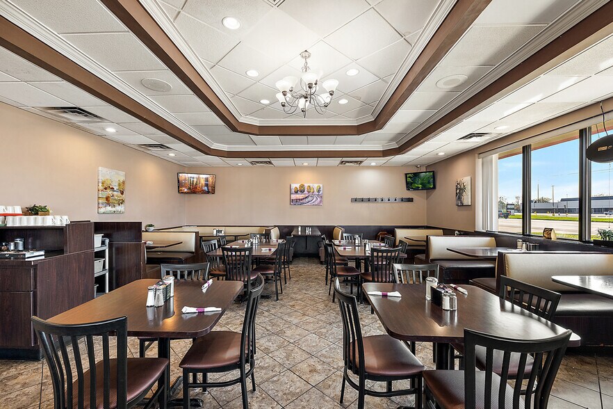 More Photos Of 37116 S Groesbeck Hwy, Clinton Township Restaurant For Sale