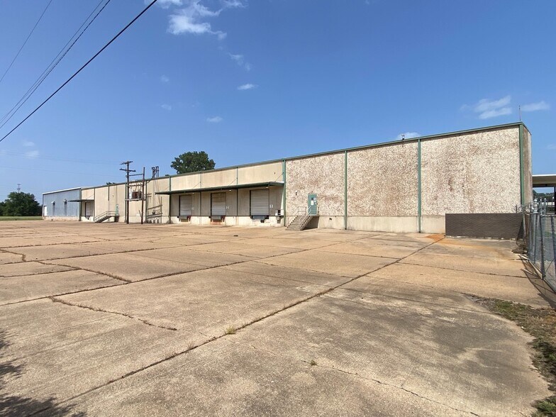 More Photos Of 222 W 63rd St, Shreveport Warehouse For Lease