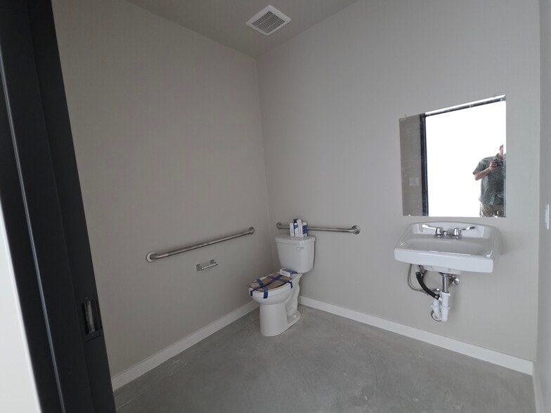 More Photos Of 401 Chitalpa St, Leander Office For Lease