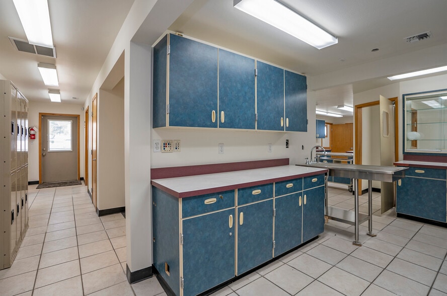More Photos Of 5916 6th Ave, Tacoma Veterinarian Kennel For Sale