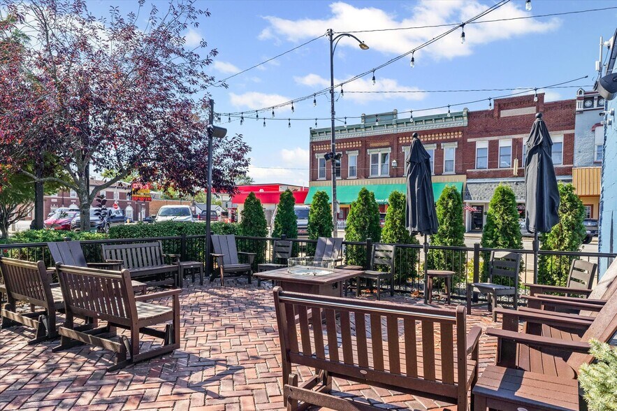 More Photos Of 125 S Market St, Paxton Specialty For Sale