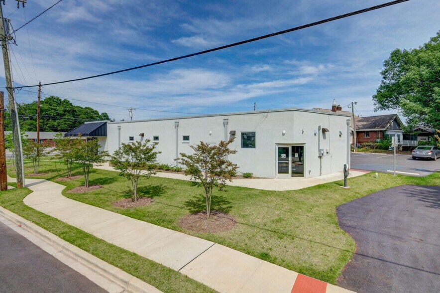 More Photos Of 1800 Laurens Rd, Greenville Freestanding For Lease