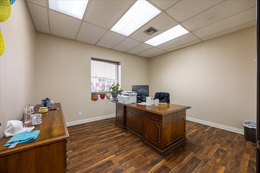 More Photos Of 812 Lexington Dr, Plano Office For Sale