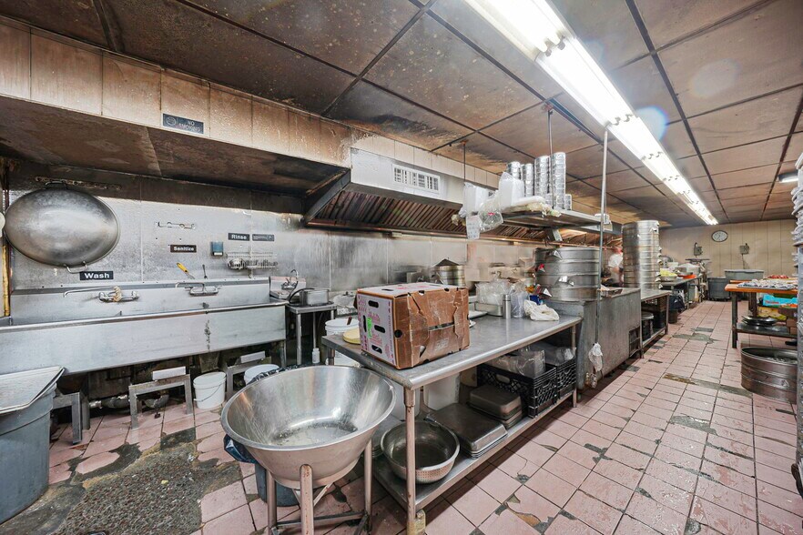 More Photos Of 280 Grand St, New York Storefront Retail Office For Lease