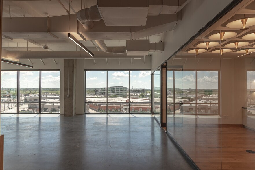More Photos Of 1333 Oak Lawn Ave, Dallas Office For Lease