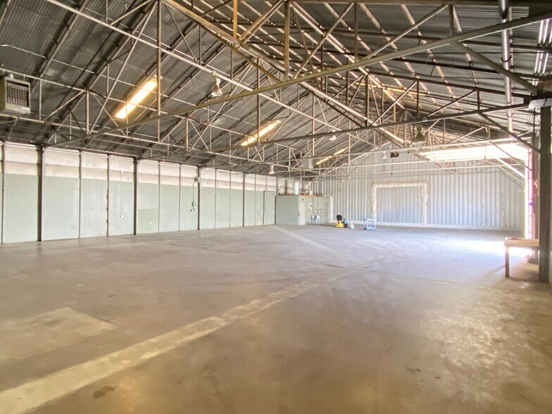 More Photos Of 2430 W Main St, Grand Prairie Warehouse For Lease