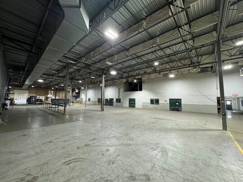 More Photos Of 27 Production Dr, Dover Distribution For Lease