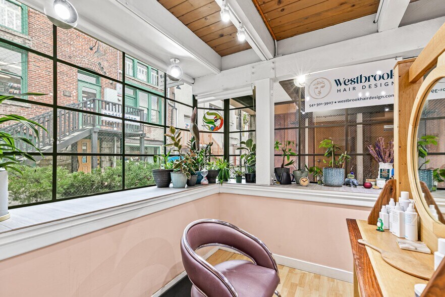 More Photos Of 116 Lithia Way, Ashland General Retail For Sale