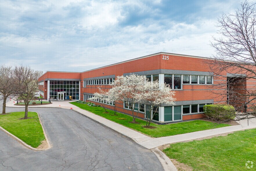 Primary Photo Of 225 Greenfield Pky, Liverpool Office For Lease