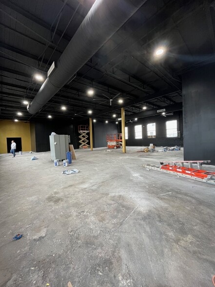 More Photos Of 405 Monroe Ave, Memphis Showroom For Sale