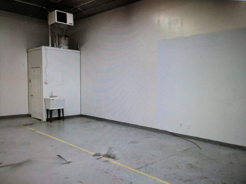 More Photos Of 200-202 E 37th St, Garden City Light Manufacturing For Lease