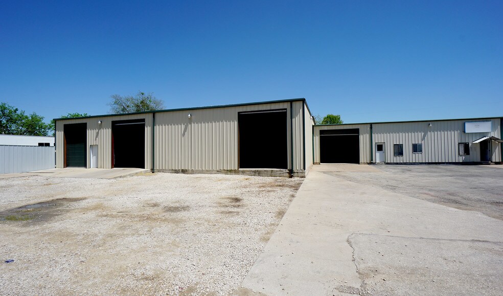 More Photos Of 18 Indian Meadows Dr, Round Rock Warehouse For Lease