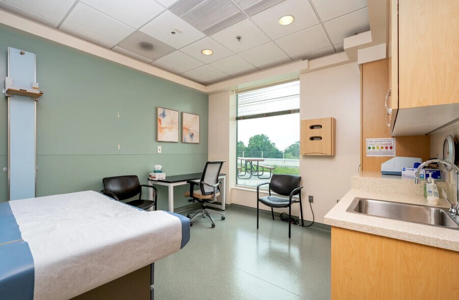 More Photos Of 8860 Columbia 100 Pkwy, Columbia Medical For Sale