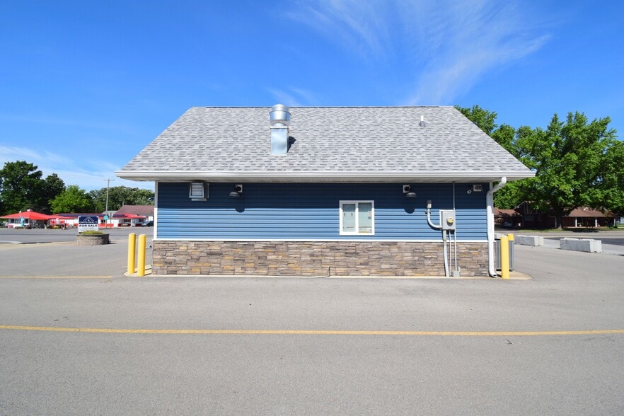 More Photos Of 102 N Park St, Sesser Restaurant For Sale