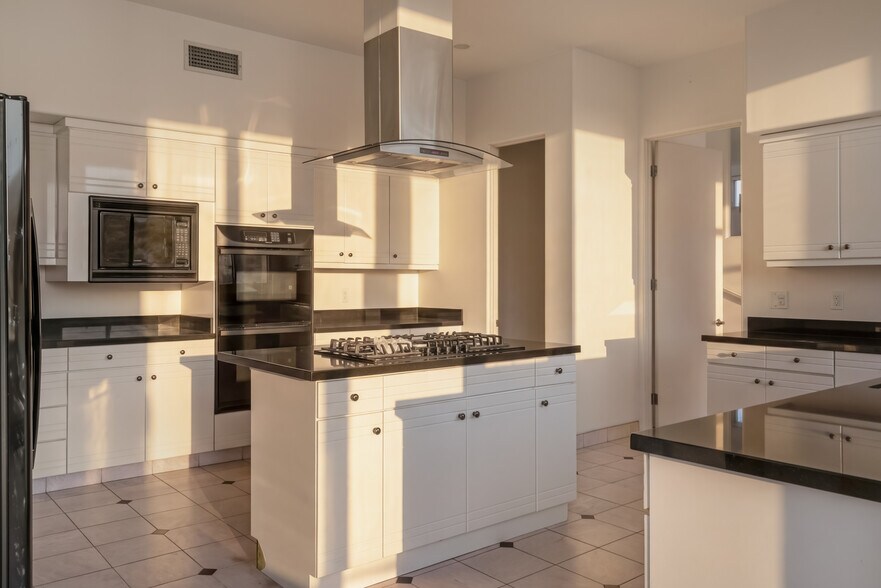 More Photos Of 2000 Wattles Dr, Los Angeles Flex For Sale