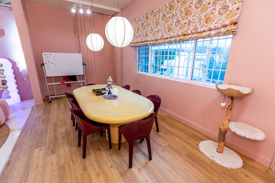 More Photos Of 1020-1024 S Robertson Blvd, Los Angeles Freestanding For Lease