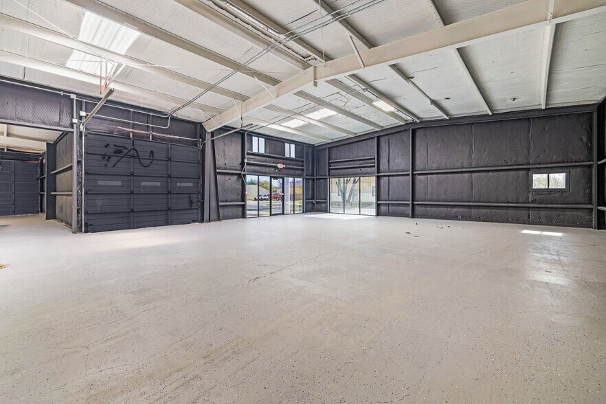 More Photos Of 408 S Main St, Lampasas Light Distribution For Sale