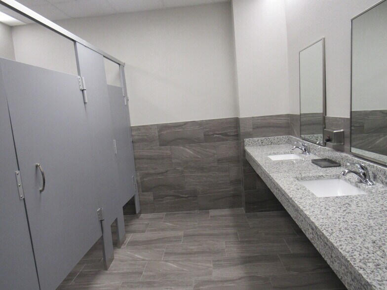 More Photos Of 1800 Teague Dr, Sherman Office For Lease