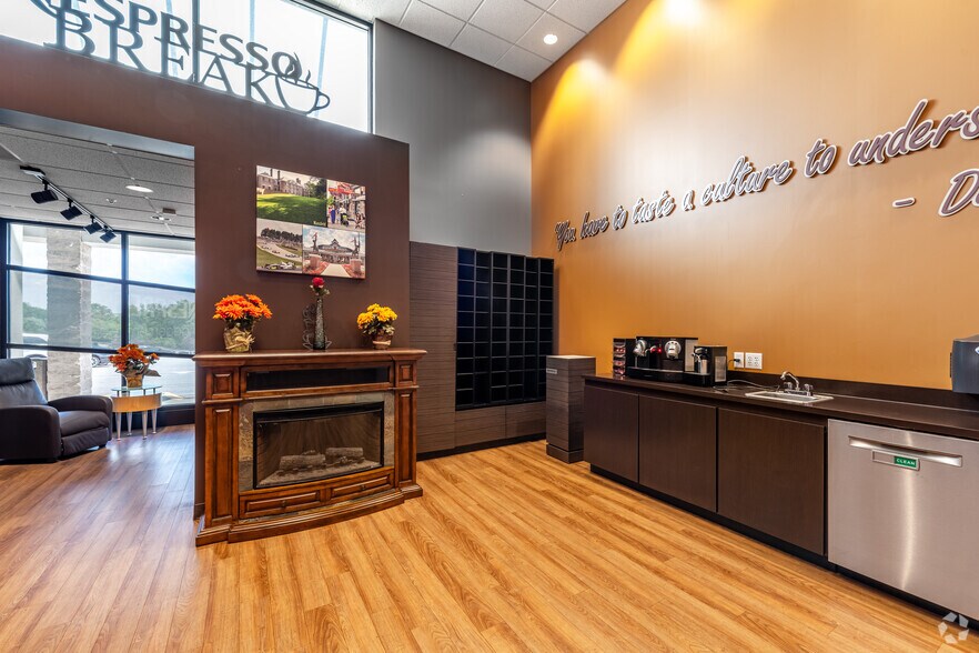 More Photos Of 850-860 W 4th St, Mansfield Freestanding For Lease