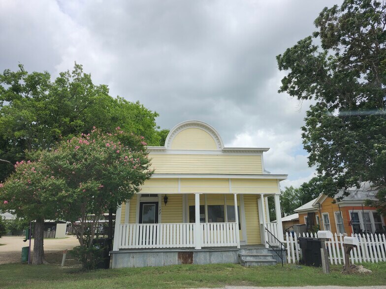 Primary Photo Of 122 W Seguin St, Marion Freestanding For Lease