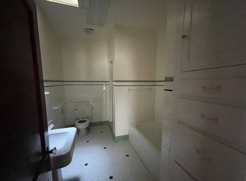 More Photos Of 106 W Josephine Ave, Weatherford Storefront Retail Office For Lease