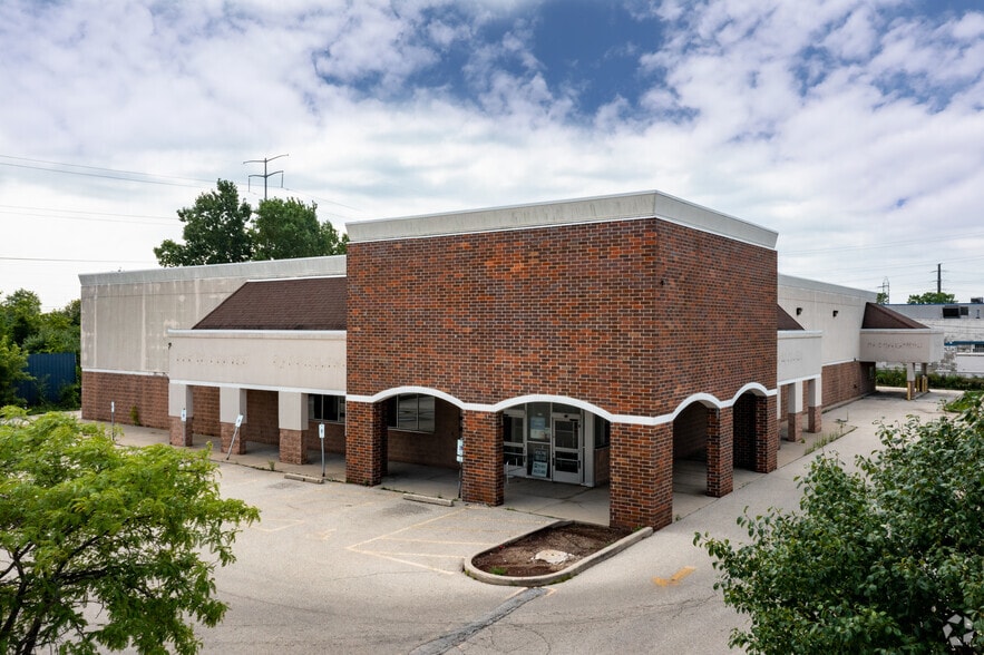 Primary Photo Of 6330 N 76th St, Milwaukee Supermarket For Lease
