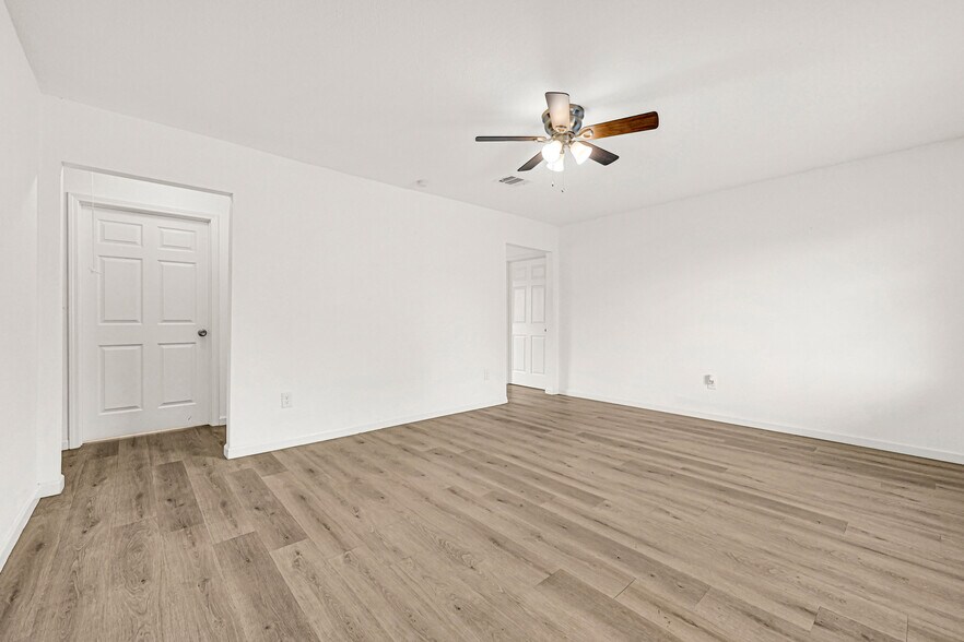 More Photos Of 7442 Evie Ln, Deer Park Showroom For Sale