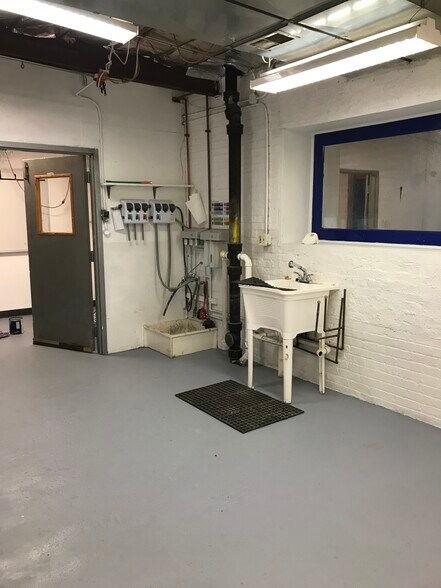 More Photos Of 4616 W Fullerton Ave, Chicago Light Manufacturing For Sale