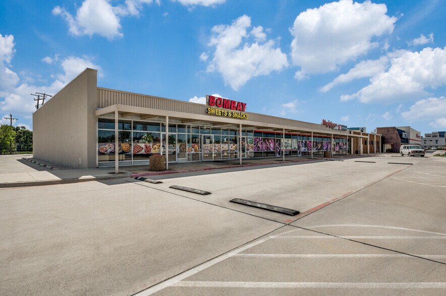 More Photos Of 930-1000 W Airport Fwy, Irving Health Club For Lease