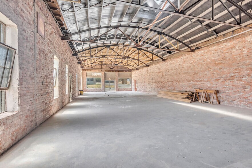 More Photos Of 815 W Broadway St, Ardmore Freestanding For Sale