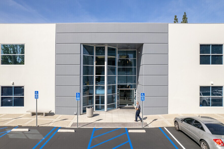 More Photos Of 23172 Plaza Pointe Dr, Laguna Hills Office For Lease