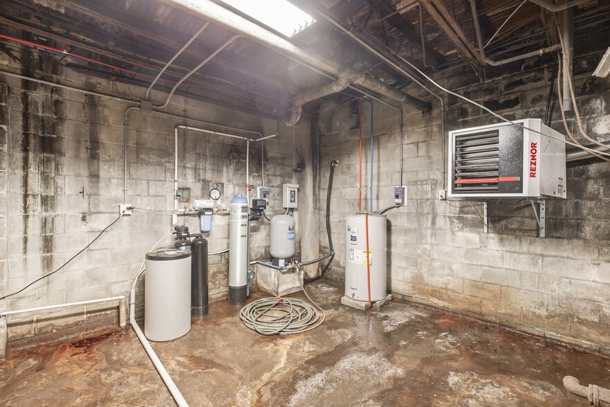 More Photos Of 1908 Water Level Rd, Somerset Specialty For Sale