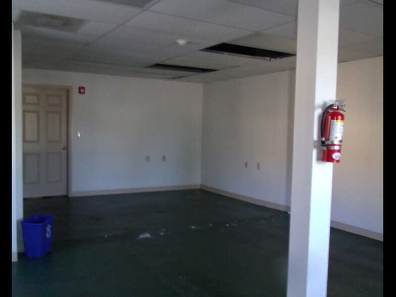 More Photos Of 411 Holmes St, Frankfort Light Distribution For Sale