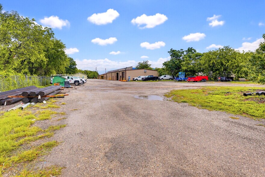 More Photos Of 11550 N North Loop Rd, San Antonio Warehouse For Sale
