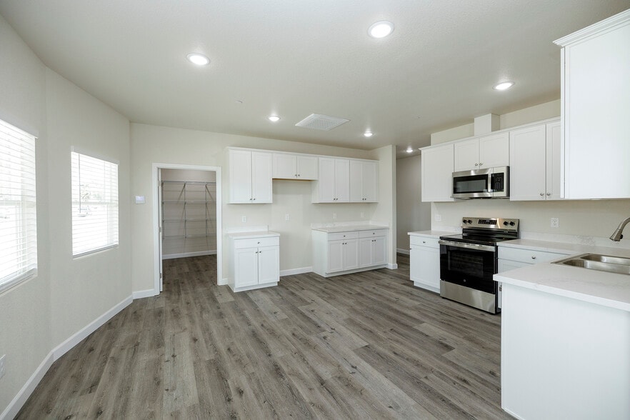 More Photos Of 720 N 2nd St, Patterson Specialty For Sale