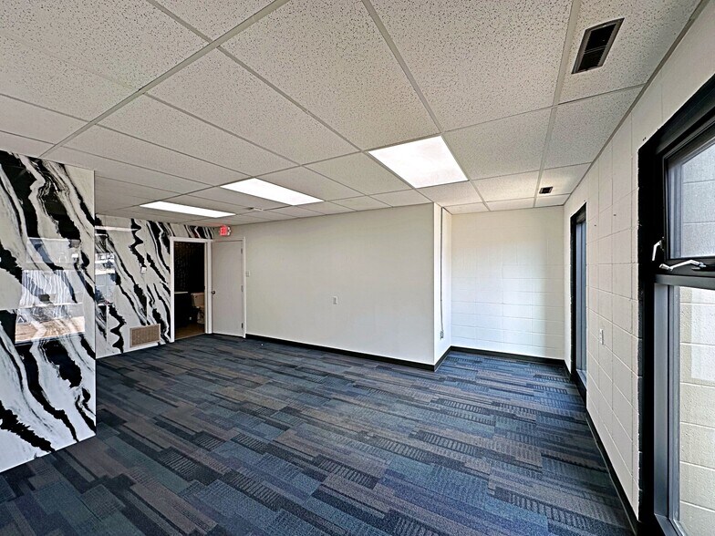 More Photos Of 8127 Fraser Av, Fort McMurray Service For Lease