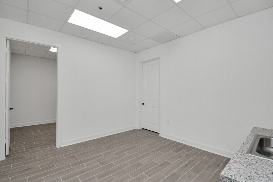 More Photos Of 12425 W Airport Blvd, Sugar Land Flex For Sale