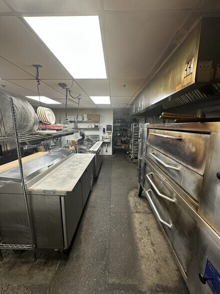 More Photos Of 902 N State St, Bellingham General Retail For Lease