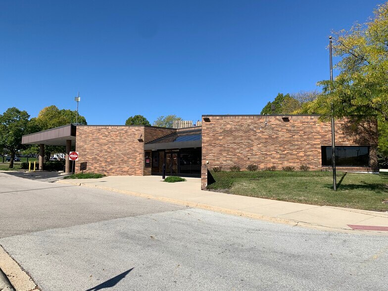 More Photos Of 1355 W Dundee Rd, Buffalo Grove Bank For Lease