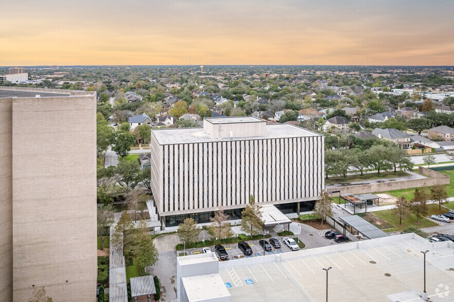 More Photos Of 4900 Fournace Pl, Bellaire Office For Lease