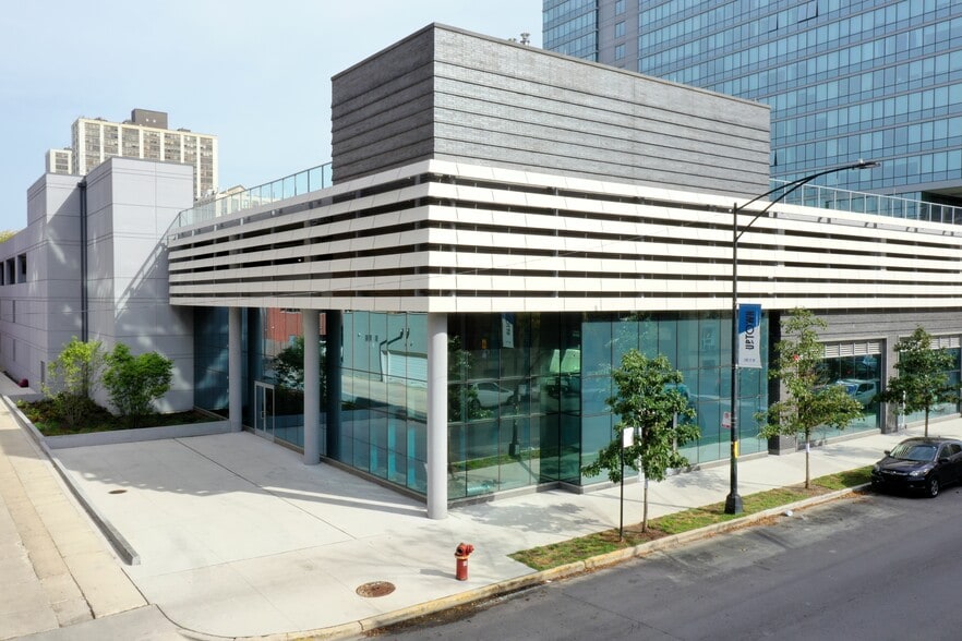 More Photos Of 811 W Agatite Ave, Chicago Apartments For Lease