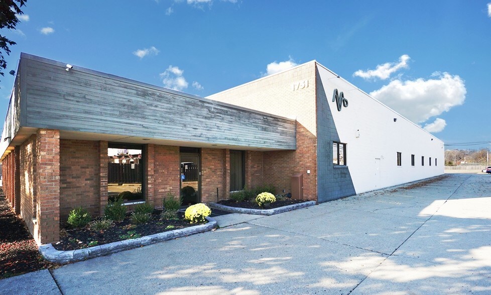 Primary Photo Of 1751-1761 E Lincoln St, Madison Heights Light Manufacturing For Lease