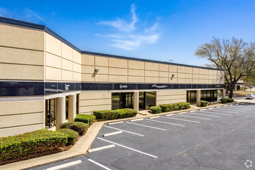 More Photos Of 5600-5624 Randolph Blvd, San Antonio Unknown For Lease