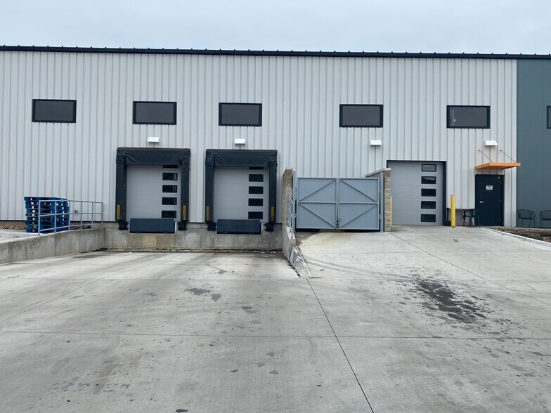 More Photos Of 421 NW Capital Dr, Lee's Summit Warehouse For Lease