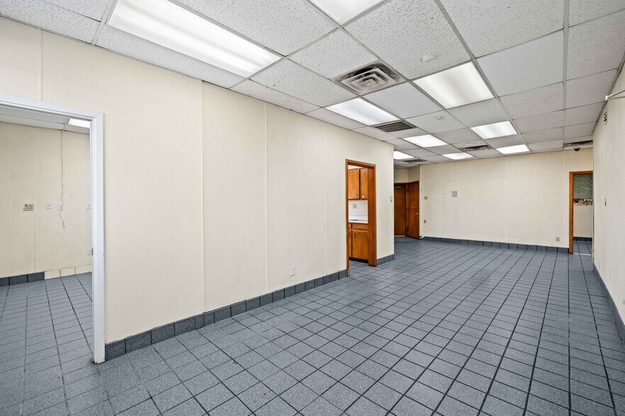 More Photos Of 7902 Slide Rd, Lubbock Veterinarian Kennel For Lease