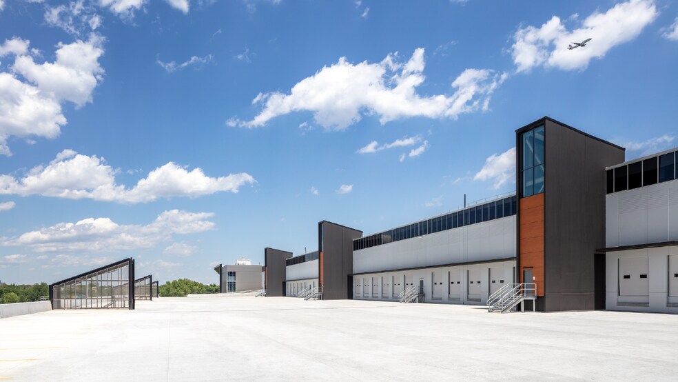 More Photos Of 2505 Bruckner Blvd, Bronx Warehouse For Lease