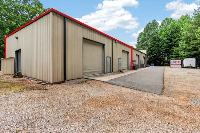 More Photos Of 119 Magnolia Park Dr, Mooresville Showroom For Sale