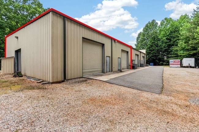 More Photos Of 119 Magnolia Park Dr, Mooresville Showroom For Sale