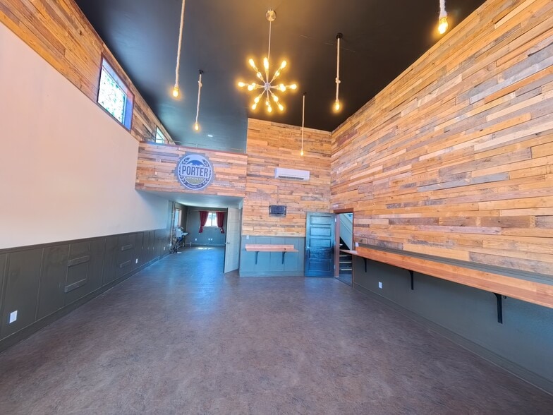 More Photos Of 611 NE Jackpine Ct, Redmond Distribution For Lease
