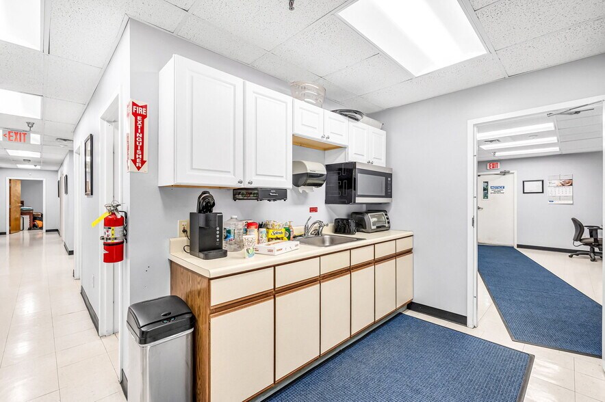 More Photos Of 184 Falcon Dr, Westfield Manufacturing For Lease